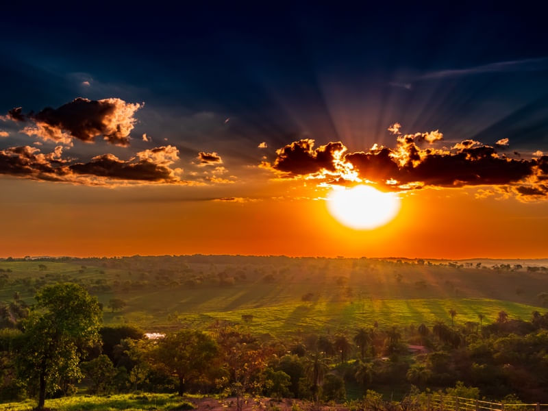 ESPLÊNDIDO PÔR DO SOL SOBRE A MONTANHA