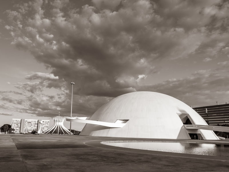 MUSEU E A CATEDRAL EM PRETO E BRANCO