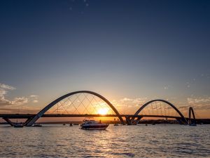 PONTE JK COM PÔR DO SOL E LANCHAS