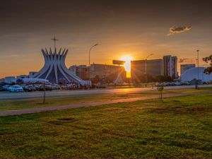 PÔR DO SOL ENTRE A CATEDRAL E O MUSEU DE BRASÍLIA