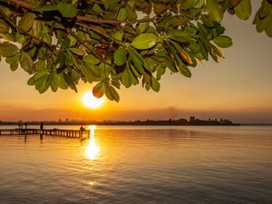 BELÍSSIMO PÔR DO SOL SOBRE O LAGO