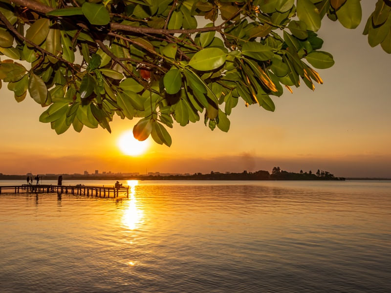BELÍSSIMO PÔR DO SOL SOBRE O LAGO