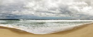 PRAIA EM MEIO AS NUVENS POR LUCAS LOPES E BY AI