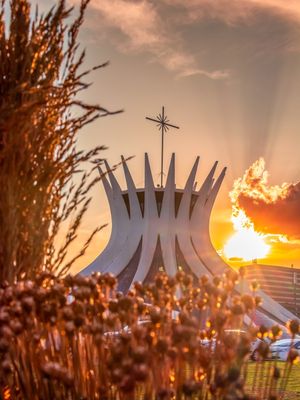 CATEDRAL DE BRASÍLIA COM RAMOS E PÔR DO SOL