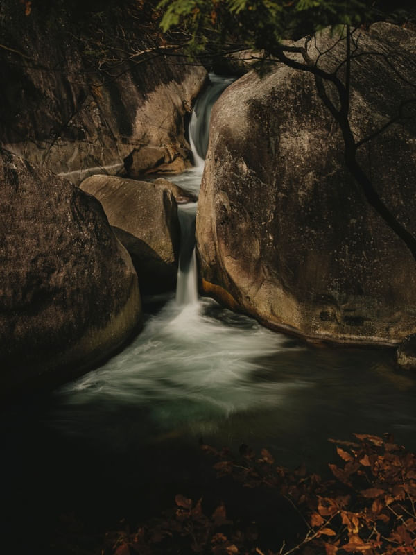 CACHOEIRA FOTOGRAFADA EM CAMERA LENTA 2 NO VALE DE SHOSENKYO DURANTE O OUTONO NO JAPÃO