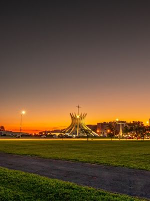 CATEDRAL DE BRASÍLIA AO ANOITECER