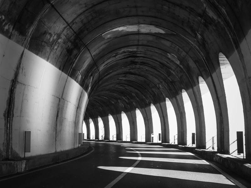 TUNEL COM JANELAS NO LAGO DI GARDA