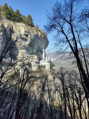 SANTUARIO MADONNA DELLA CORONA NA ITALIA