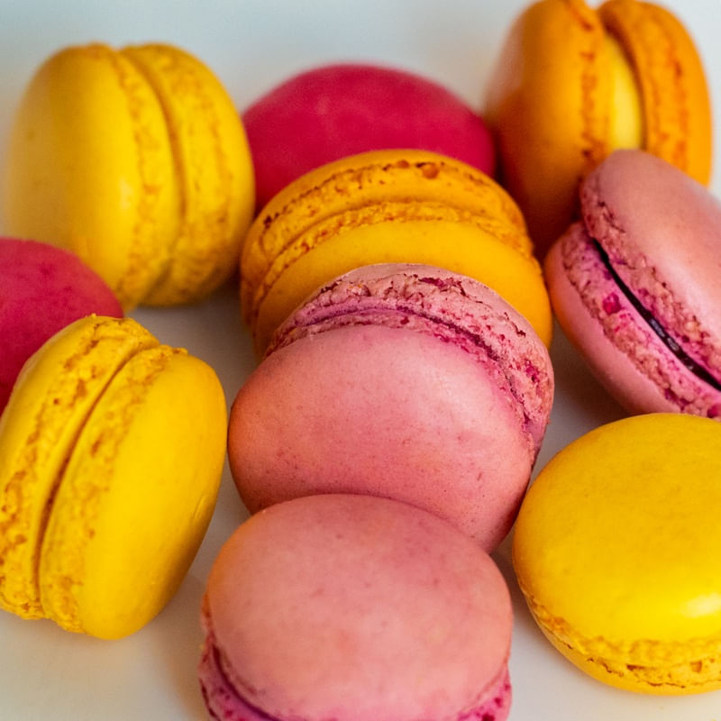 MACARONS EM ROSA E AMARELO