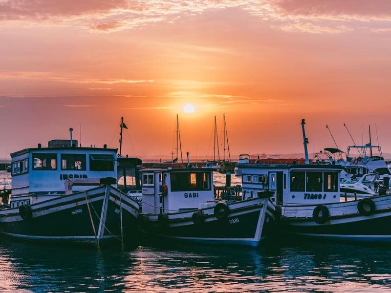 BARCOS EM SALVADOR AO PÔR DO SOL