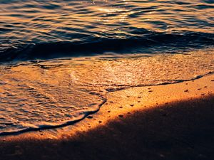 RAIOS DE SOL REFLETIDOS NA ÁGUA
