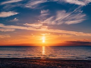 PÔR DO SOL SOBRE O MAR COM NUVENS