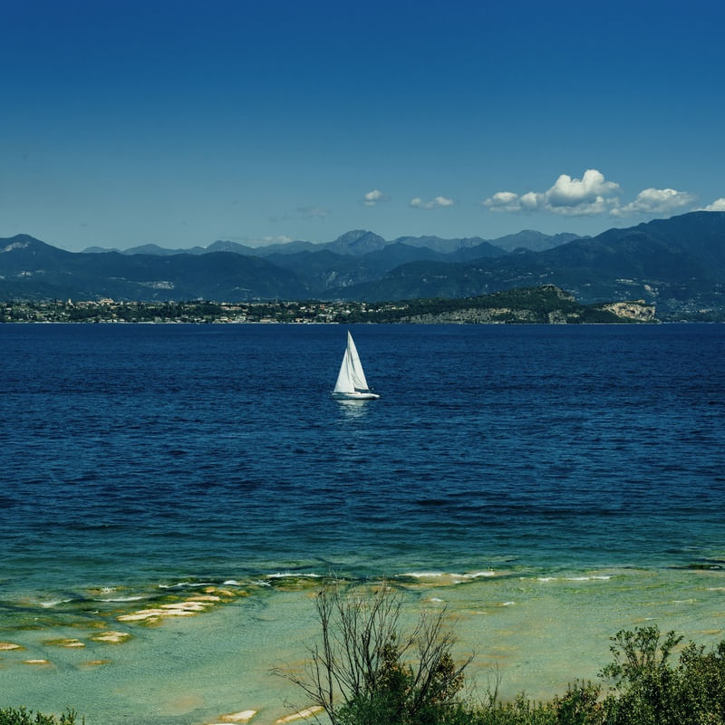 BARQUINHO SOLITÁRIO NO LAGO DI GARDA