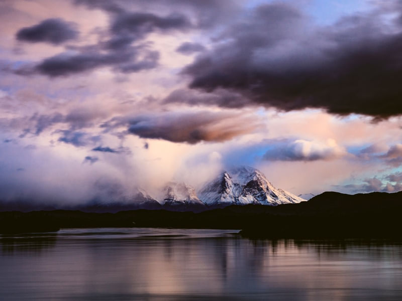 VISTA DE TORRES DEL PAINE AO AMANHECER DO RIO SERRANO