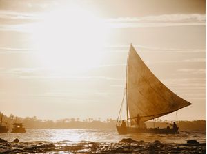 BARCO PESQUEIRO A VELA NA PRAIA DE PIPA - RIO GRANDE DO NORTE