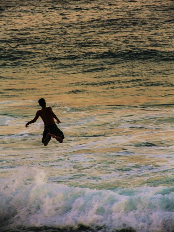 SALTO DO SURFISTA EM COPACABANA