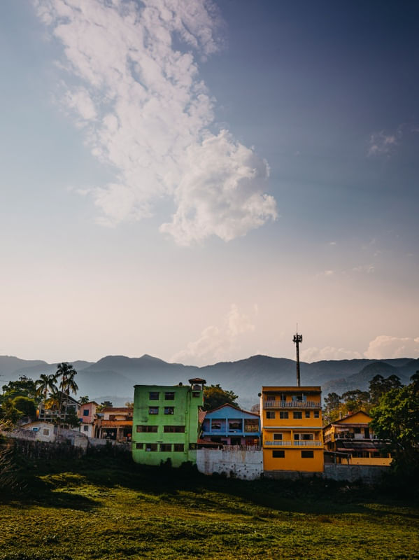 CASAS COLORIDAS NA MONTANHA