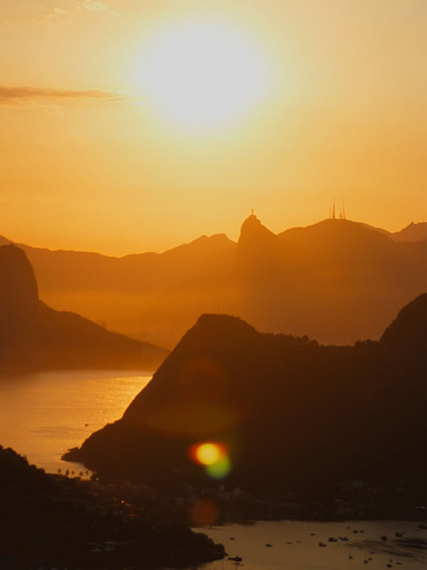 POR DO SOL NA CIDADE DO RIO DE JANEIRO