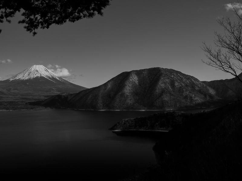 MONTE FUJI NO FINAL DO INVERNO EM PRETO E BRANCO COM VISTA DO LAGO MOTOSU