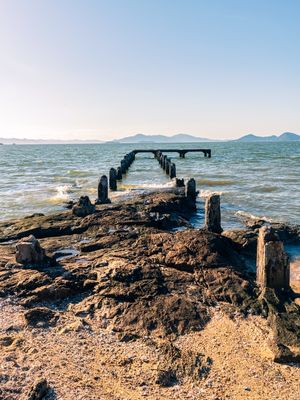 UM PIER DESTRRUÍDO NO MAR AGITADO