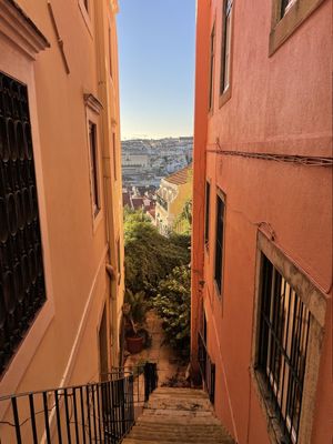 VIELA DE LISBOA COM VISTA PARA O TEJO