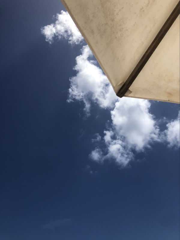 GUARDA SOL E NUVENS