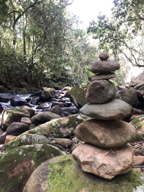 PEDRAS EMPILHADAS NA CACHOEIRA