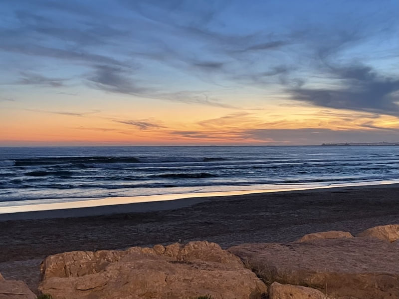 PRAIA NO PÔR DO SOL