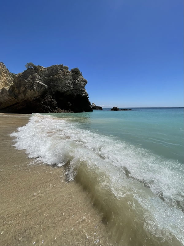 PRAIA COM MAR TURQUESA