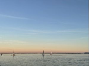 PÔR DO SOL E BARQUINHOS