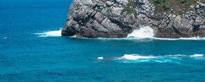 ONDAS QUEBRANDO NA COSTA