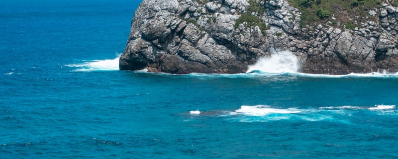 ONDAS QUEBRANDO NA COSTA