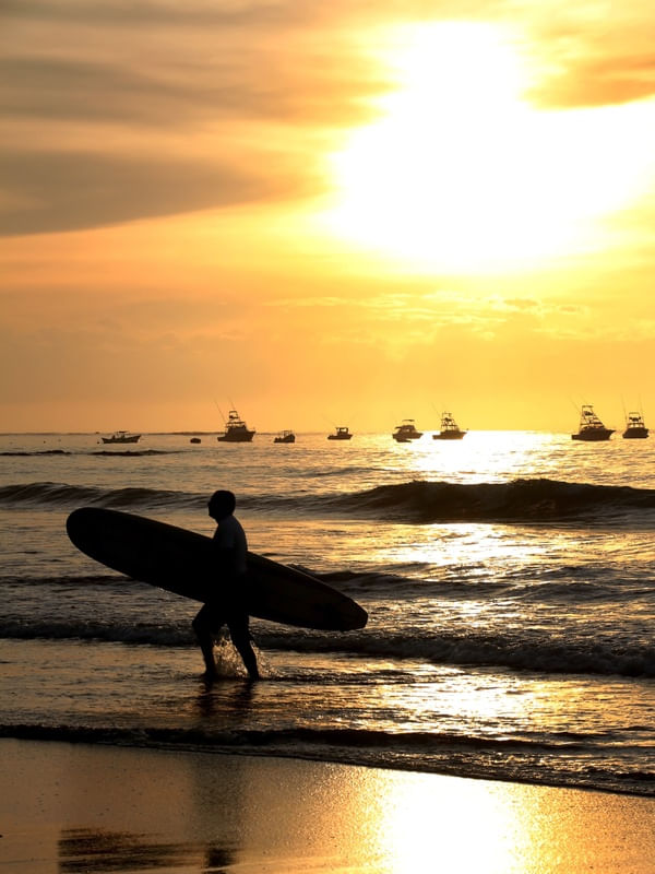 SURFISTA NO PÔR DO SOL