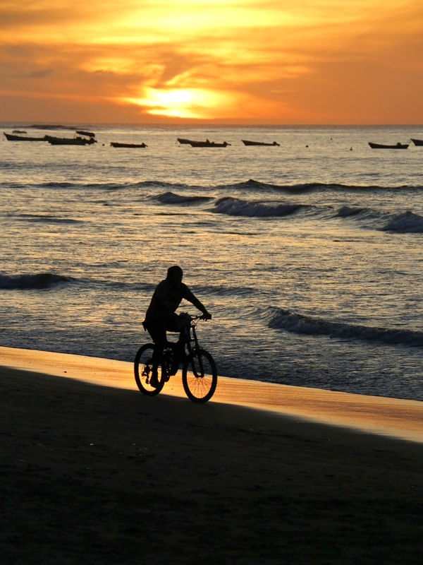 PEDALANDO NO PÔR DO SOL