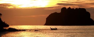 ENTARDECER NAS ILHAS TAILANDESAS