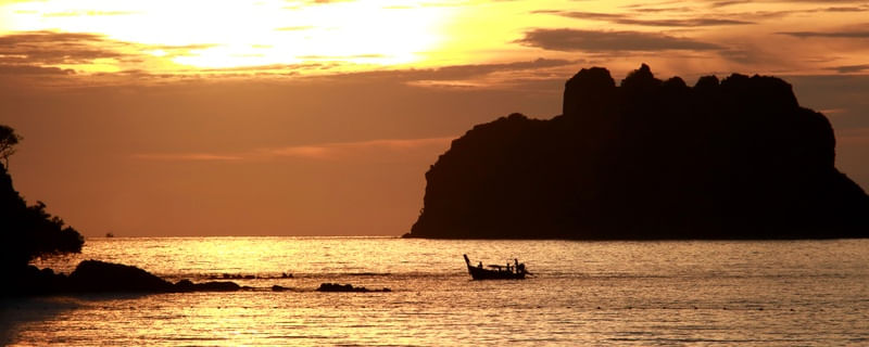 ENTARDECER NAS ILHAS TAILANDESAS