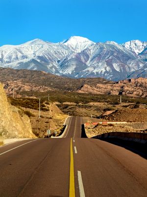 PELAS ESTRADAS DA CORDILHEIRA DOS ANDES