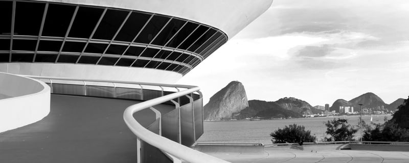 AS CURVAS DESENHADAS POR NIEMEYER E DO RIO