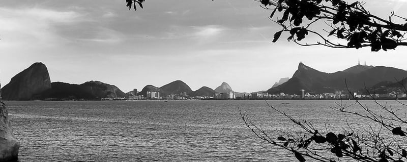 PANORÂMICA DAS MONTANHAS DO RIO EM PETRO E BRANCO