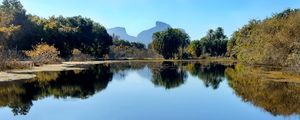 O REFLEXO DAS MONTANHAS DO RIO