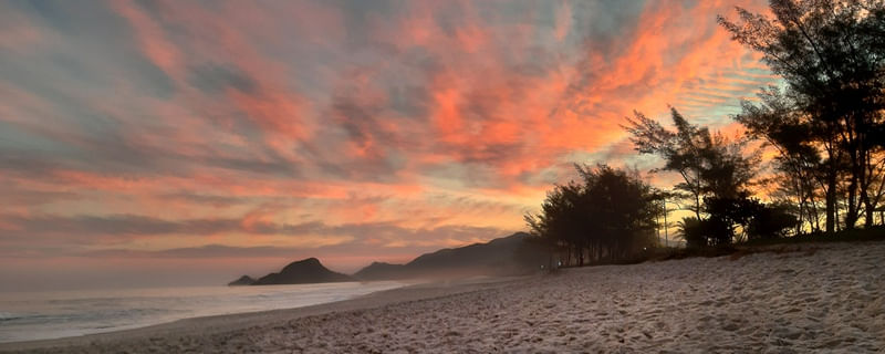 ENTARDECER COLORIDO NA PEDRA DO PONTAL