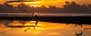 MAR PESCADOR EM SOL NASCENTE REFLEXO