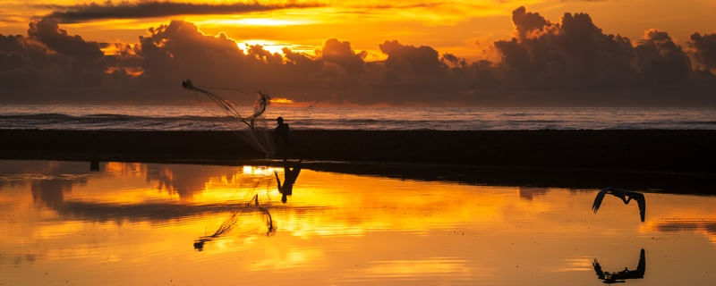 MAR PESCADOR EM SOL NASCENTE REFLEXO