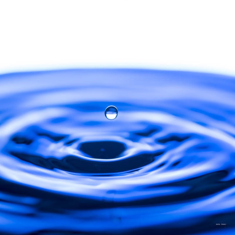 SPLASH COM UMA ÚNICA GOTA DE ÁGUA