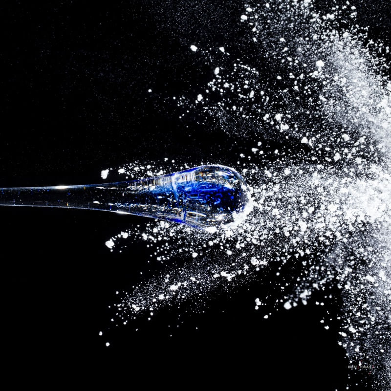GOTA DE VIDRO - AZUL EM FUNDO PRETO COM EXPLOSÃO BRANCA 3