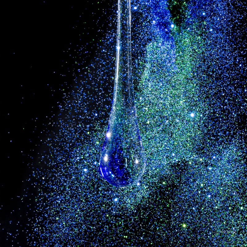 GOTA DE VIDRO AZUL COM GLITTER