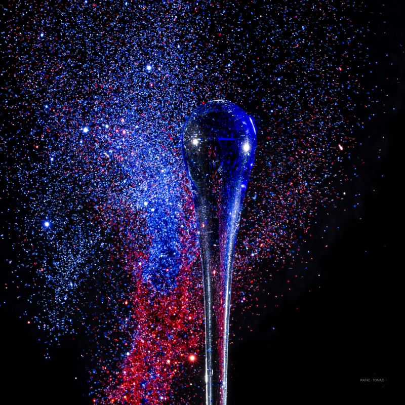 GOTA DE VIDRO AZUL COM GLITTER VERMELHO