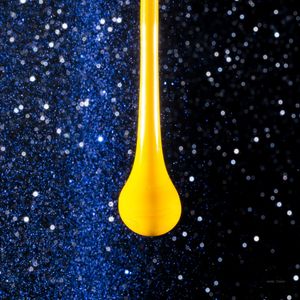 GOTA DE VIDRO AMARELA EM FUNDO PRETO E AZUL
