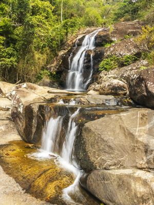 CACHOEIRA EM MATA FECHADA