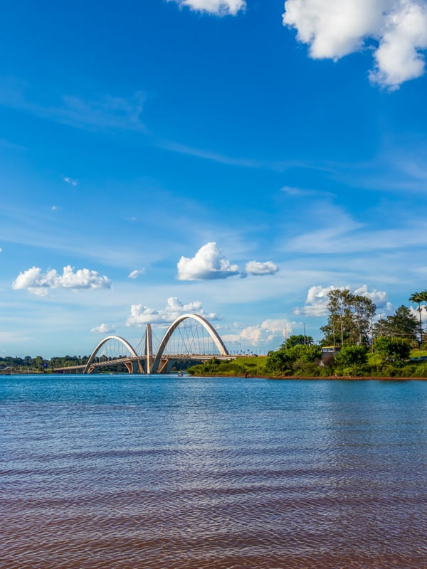 PONTE JK COM CÉU AZUL